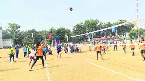 హోరాహోరీగా    వాలీబాల్‌ పోటీలు
