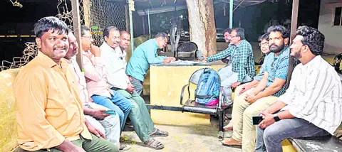 వీఆర్వోలపై దుర్భాషలు 