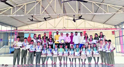 జాతీయ స్థాయి చిత్రకళ పోటీల్లో ప్రతిభ 