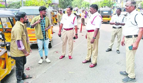 ఆటో డ్రైవర్లు యూనిఫాం ధరించాల్సిందే 