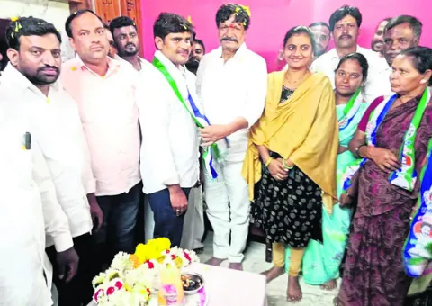 ఎమ్మెల్యే సమక్షంలో వైఎస్సార్‌సీపీలో చేరిక