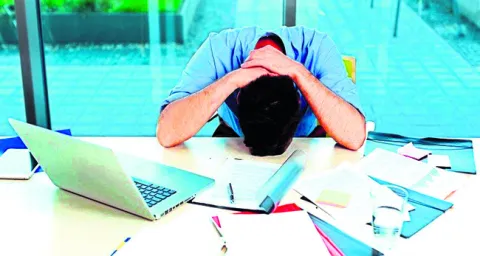 బాబూ.. ఇక్కడ ప్రభుత్వ ఉద్యోగం చేయలేం!