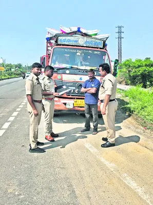 ఓవర్‌ లోడుతో రోడ్డెక్కితే సీజ్‌