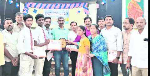 విద్యార్థులు శాసీ్త్రయ దృక్పథం అలవర్చుకోవాలి 