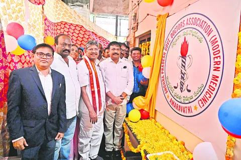 24 గంటలు అందుబాటులో ఉంటాం 