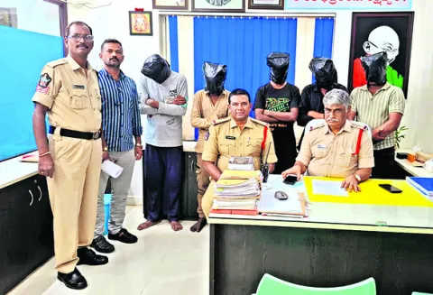 చోరీ కేసులో ఐదుగురి అరెస్ట్‌