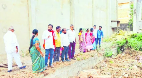 ఇళ్ల స్థలాలిచ్చే ఆలోచనుందా? లేదా?