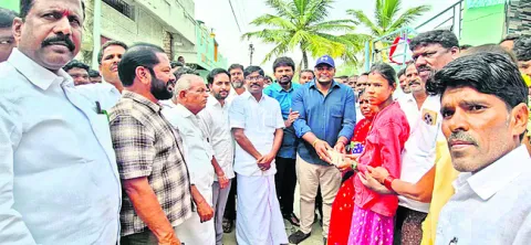 చంద్రకళకు వైఎస్సార్‌సీపీ ఎన్నారై నేతల చేయూత 