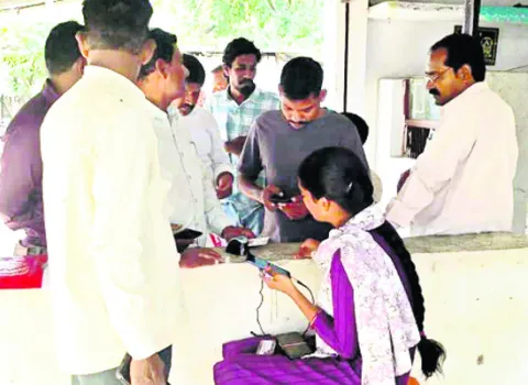 ఖాతాల కోసం అభ్యర్థుల పాట్లు