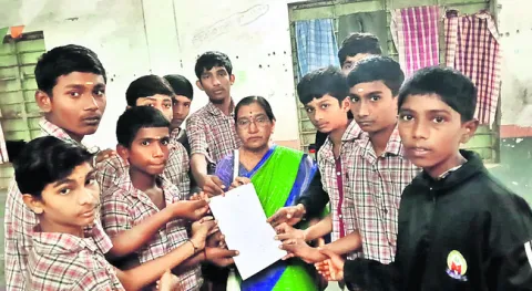 హాస్టల్‌లో అరకొరగా భోజనం