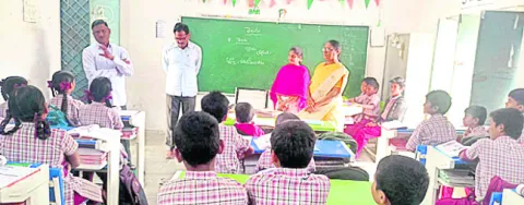 ఆటపాటలతో అభ్యసనం సాగించాలి
