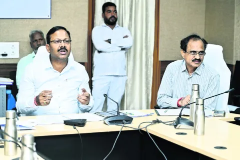 సాదాబైనామా దరఖాస్తులు పరిష్కరించాలి