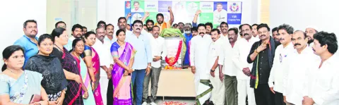 జ్యోతిరావు పూలేకు నివాళులు