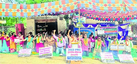 జీతాల్లేవు.. పోస్టింగులూ లేవు! 