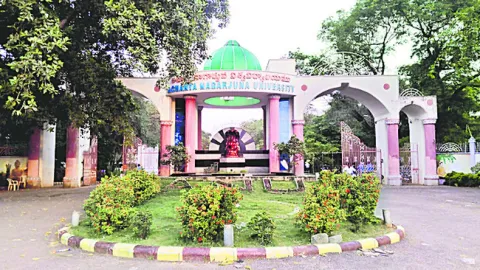 పరీక్షలు విద్యార్థులకా... వర్సిటీకా..!