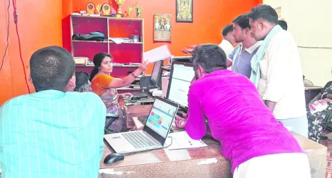 కుల ధ్రువీకరణ పత్రాల కోసం నిరీక్షణ 
