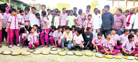 పురుగుల అన్నం.. నీళ్ల చారు