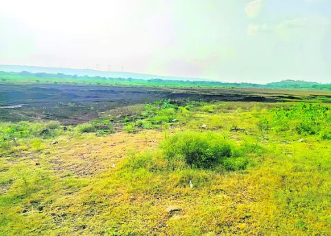 చెంతనే నీరు.. 