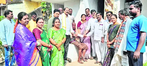 ● మృతురాలి కుటుంబానికి చెక్‌ అందజేత 