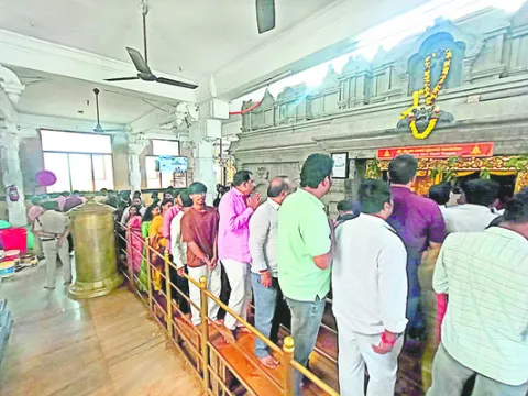 రత్నగిరి కిటకిట 