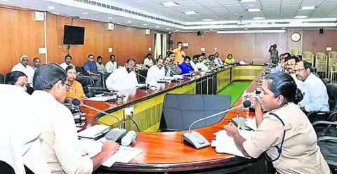 ప్రమాద కేసులను త్వరితగతిన పరిష్కరించాలి : కలెక్టర్‌