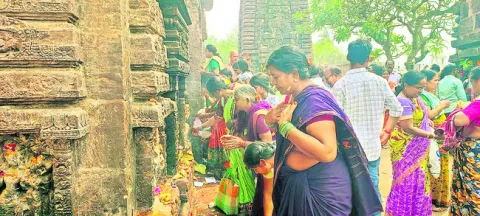 శ్రీముఖలింగంలో భక్తులకు భద్రత ఏదీ..? 