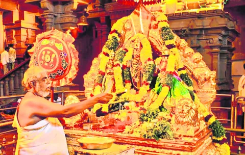 యాదగిరి శ్రీలక్ష్మీనారసింహుడికి విశేష పూజలు