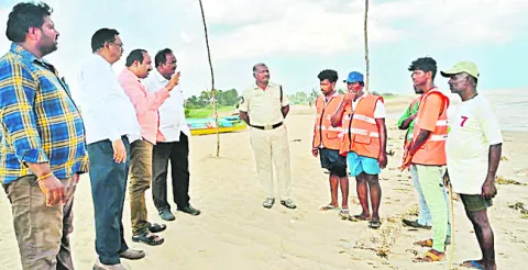 మోంథా దెబ్బకు కోతకు గురైన తీరం 