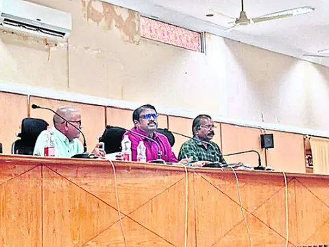 భూముల రీసర్వేపై సమీక్ష 