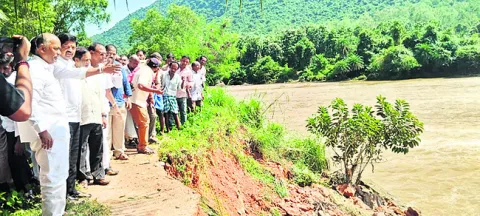 తుఫాన్‌ ప్రభావిత ప్రాంతాలనుపరిశీలించిన మంత్రి రవీంద్ర 