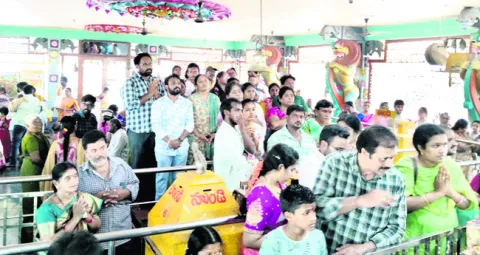 సుబ్బారాయుడిని  దర్శించుకున్న భక్తులు 
