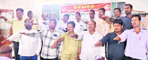 పెండింగ్‌ బిల్లులు, పీఆర్సీ సాధనకు ఉద్యమించాలి 