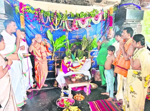 వేయిస్తంభాల ఆలయంలో పూజలు