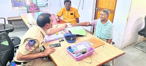 పెన్షన్‌ డబ్బుల కోసం తల్లిని వేధించిన కొడుకు