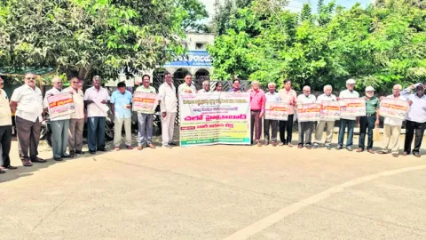 విశ్రాంత ఉద్యోగుల సమస్యలు పరిష్కరించాలి