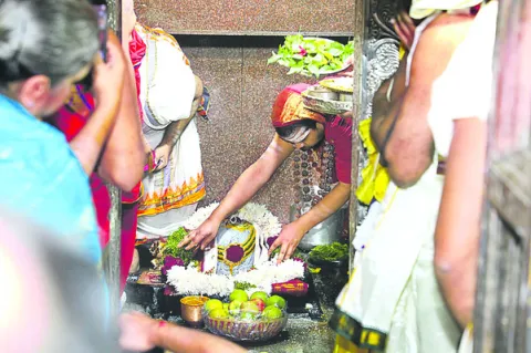 రామలింగేశ్వరుడి సేవలో శృంగేరి పీఠాధిపతి