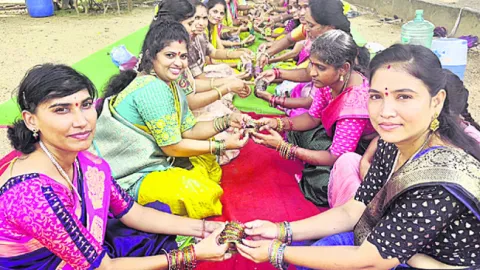 పూర్వ విద్యార్థుల గాజుల పండగ
