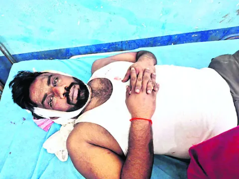 వైఎస్సార్‌సీపీ కార్యకర్తపై  టీడీపీ గూండాల దాడి 