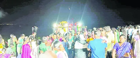 ● నేత్రపర్వంగా తెప్పోత్సవం 