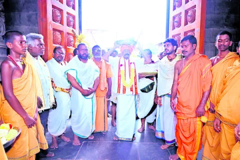 వీరబ్రహ్మేంద్ర స్వామికి  మహానందీశుడి పట్టువస్త్రాలు 