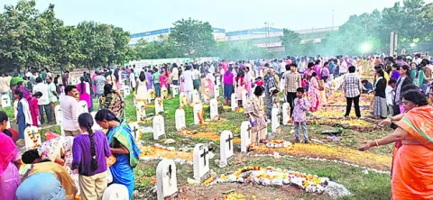 వాల్తేర్‌ సెమిట్రీలో ఆత్మల పండగ 