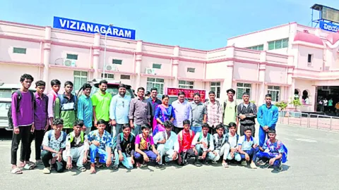 స్విమ్మింగ్‌ పోటీలకు జిల్లా క్రీడాకారుల పయనం