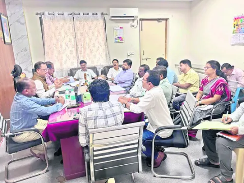 వైద్యాధికారులు అప్రమత్తంగా ఉండాలి