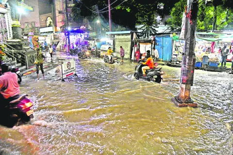 నగరంలో భారీ వర్షం 
