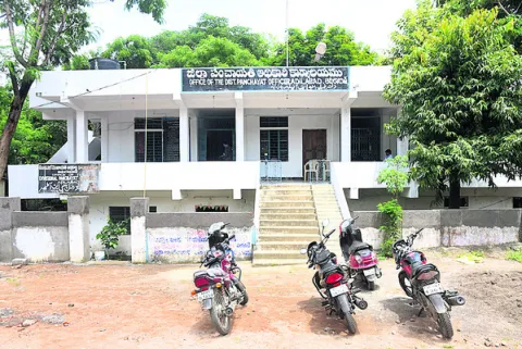 స్వాహా చేసి .. పోటీకి దూరమై