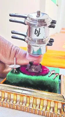 వెండితో సూక్ష్మ ప్రెషర్‌ కుక్కర్‌