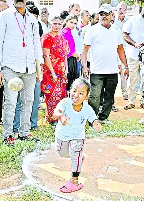 ఆట పాటలతో ఆత్మస్థైర్యం 