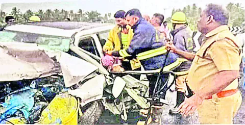 డివైడర్‌ను ఢీకొన్న కారు 
