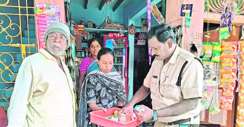 విద్యార్థికి పొగాకు ఉత్పత్తుల విక్రయం 