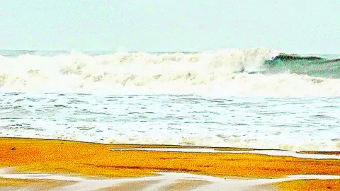 తీరంలో అలజడి